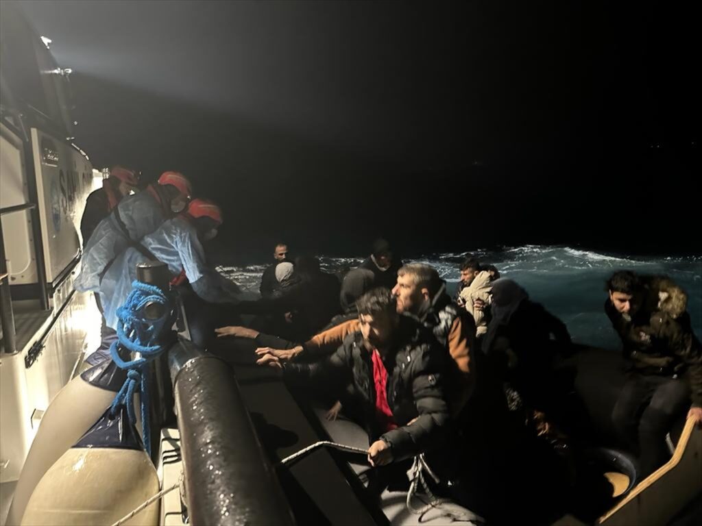 İzmir açıklarında 145 düzensiz göçmen kurtarıldı