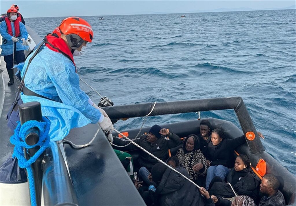 İzmir açıklarında 57 düzensiz göçmen kurtarıldı, 43 yabancı uyruklu yakalandı