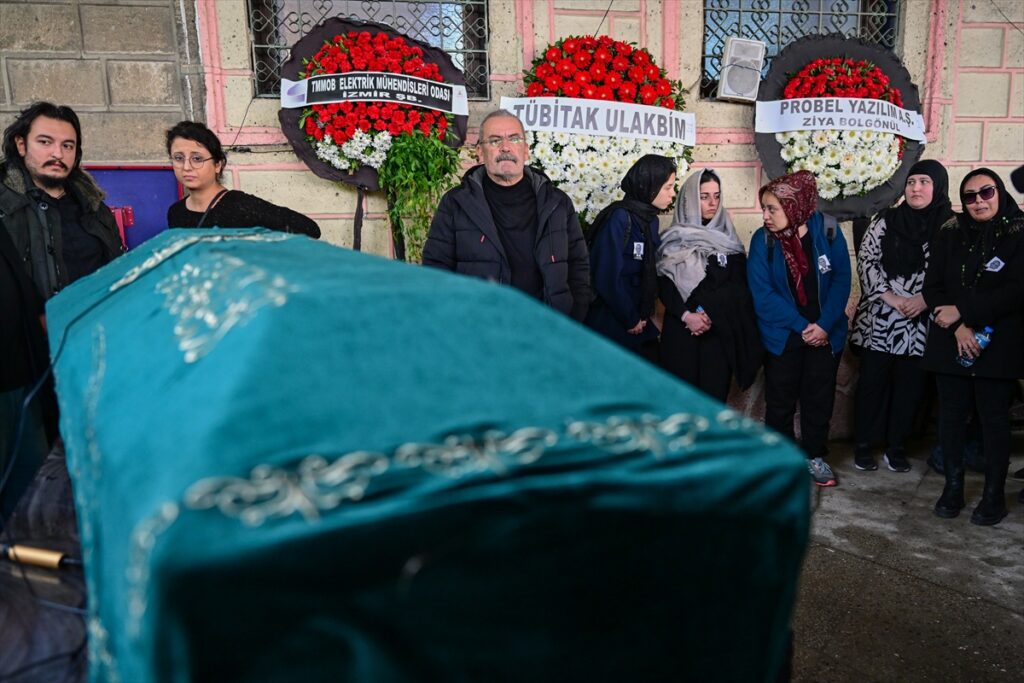 İzmir'de darp sonucu ölen öğretim üyesinin cenazesi toprağa verildi