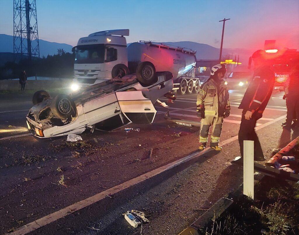 İzmir'de devrilen otomobilin sürücüsü yaralandı