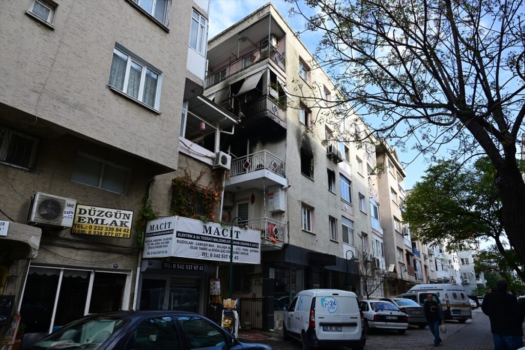 İzmir'de evde çıkan yangında 2 kişi dumandan etkilendi