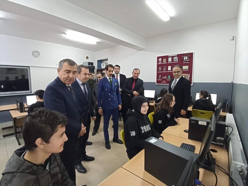 İzmir'de Genç Memur-Sen ve Tapu ve Kadastro işbirliğiyle kurulan bilişim sınıfı açıldı