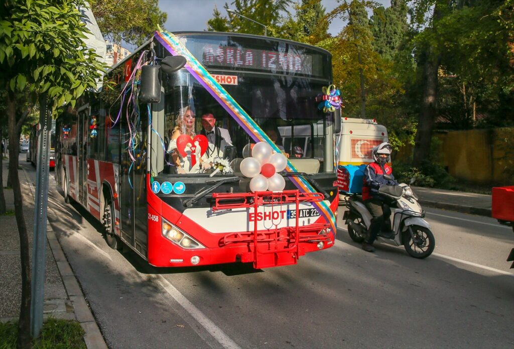 İzmir'de otobüs şoförü çift, nikahlarına da belediye otobüsüyle gitti