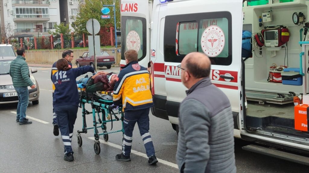 İzmir'de otomobilin çarptığı yaya yaralandı