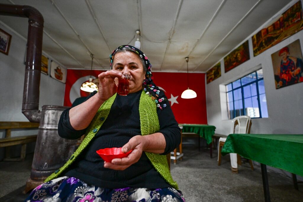 Kocasından devraldığı kırsaldaki köy kahvesini 17 yıldır işletiyor