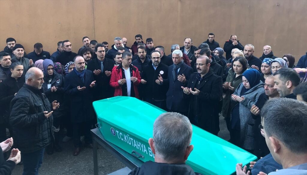 Kütahya'da evinin çatısından düşen kişi hayatını kaybetti