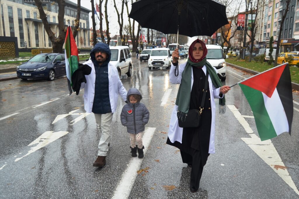 Kütahya'da hekimler Gazze için “sessiz yürüyüş” yaptı