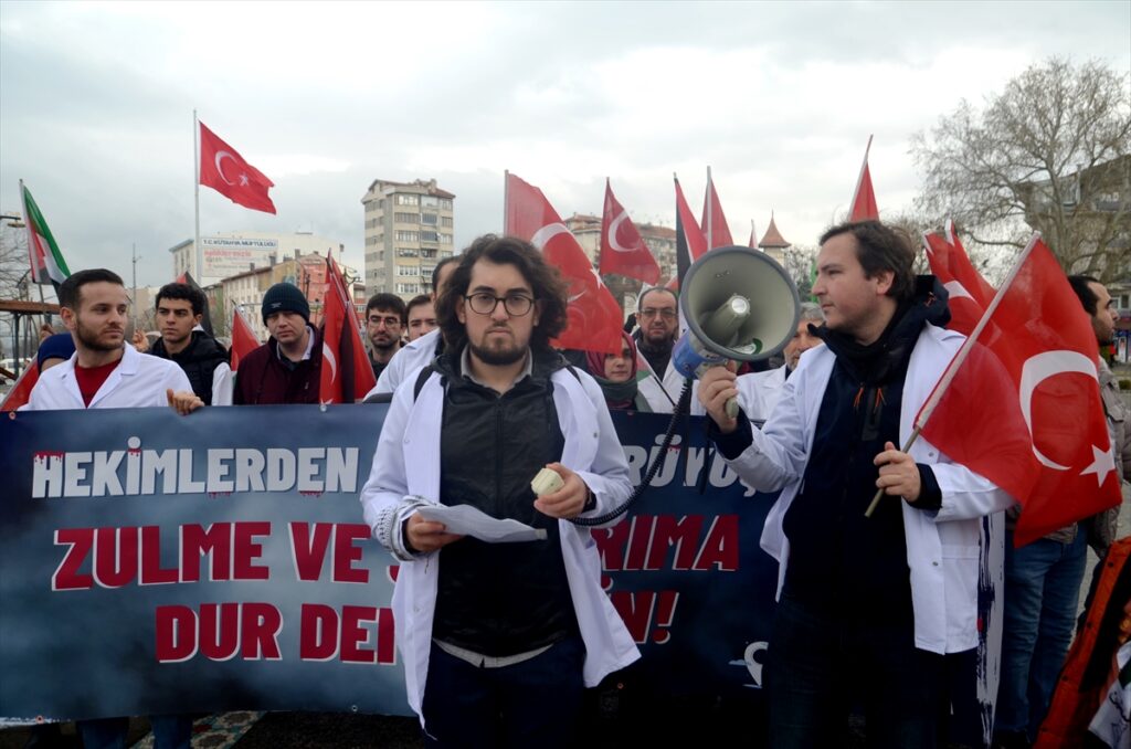Kütahya'da hekimler ve tıp öğrencileri Gazze için “sessiz yürüyüş” yaptı