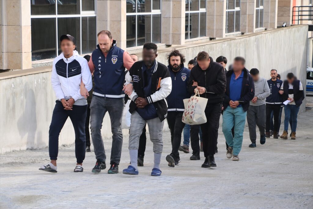 Kütahya'da polis operasyonunda aranan 19 kişi yakalandı