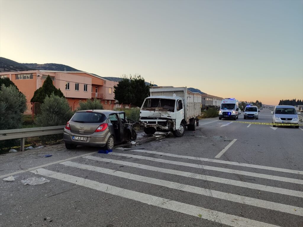 Manisa'da kamyonetle otomobilin çarpışması sonucu 1 kişi öldü, 3 kişi yaralandı