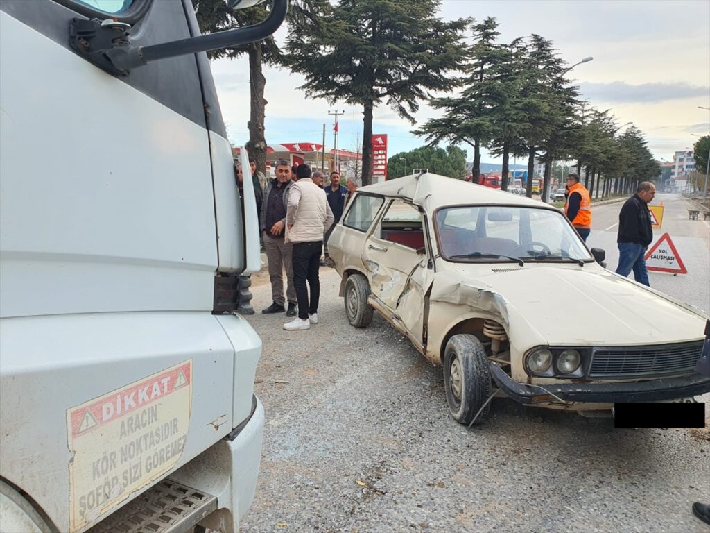 Manisa'da kamyonla otomobilin çarpışması sonucu 1 kişi yaralandı