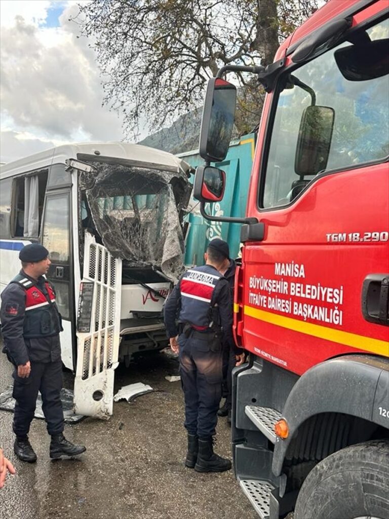 Manisa'da midibüsle çöp kamyonunun çarpışması sonucu 17 kişi yaralandı