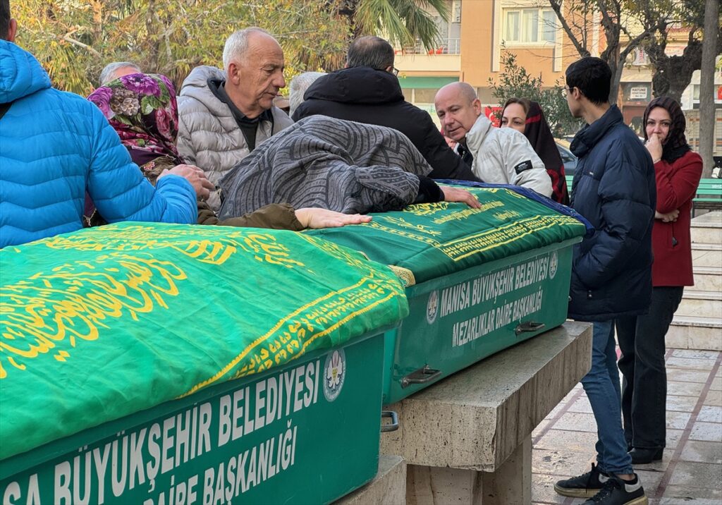 Manisa'da öldürülen iki kardeş toprağa verildi
