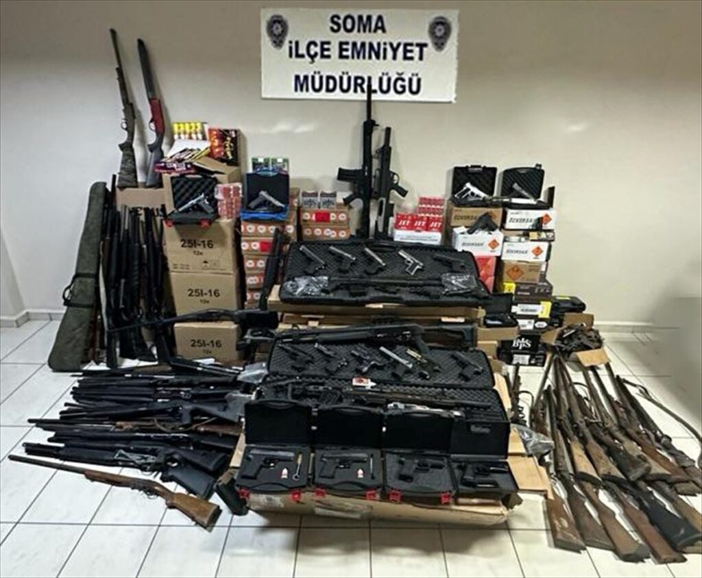 Manisa'da ruhsatsız ve faturasız tüfek satışı yaptığı öne sürülen 2 kişi tutuklandı