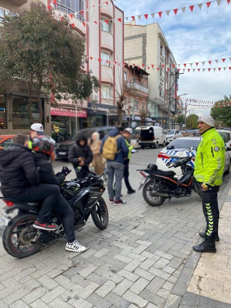 Manisa'daki trafik denetiminde 143 araç sürücüsüne idari ceza uygulandı