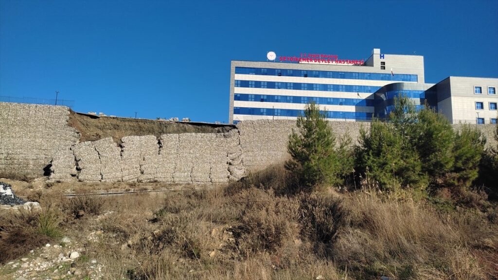 Muğla Seydikemer Devlet Hastanesi'nin istinat duvarı yıkıldı