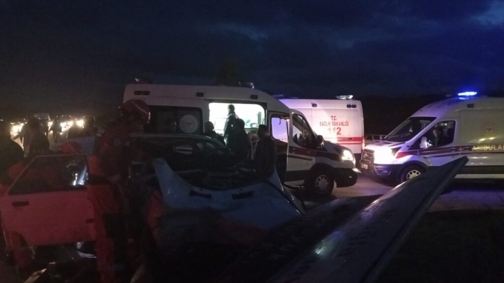 Çarpışan iki otomobildeki 6 kişi yaralandı