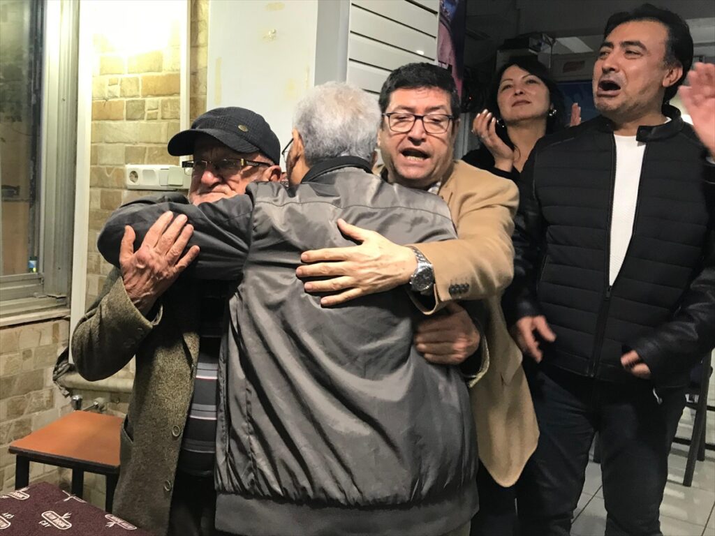Muğla’da kıraathanedeki kavgaları sosyal medyada gündem olan kişiler aynı yerde barıştı