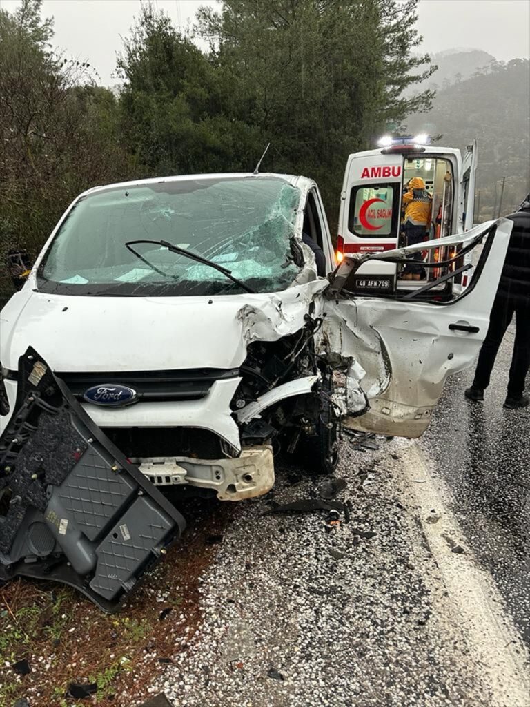 Muğla'da tır ile hafif ticari aracın çarpışması sonucu 3 kişi yaralandı
