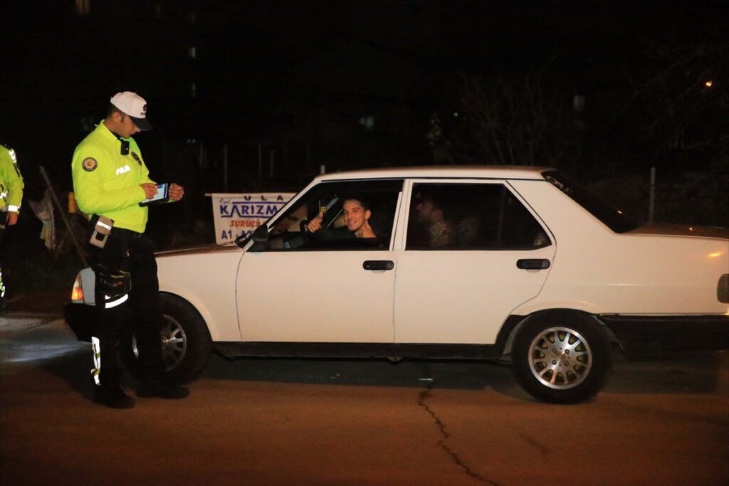 Muğla’da trafik denetiminde 25 sürücüye 100 bin 893 lira ceza uygulandı