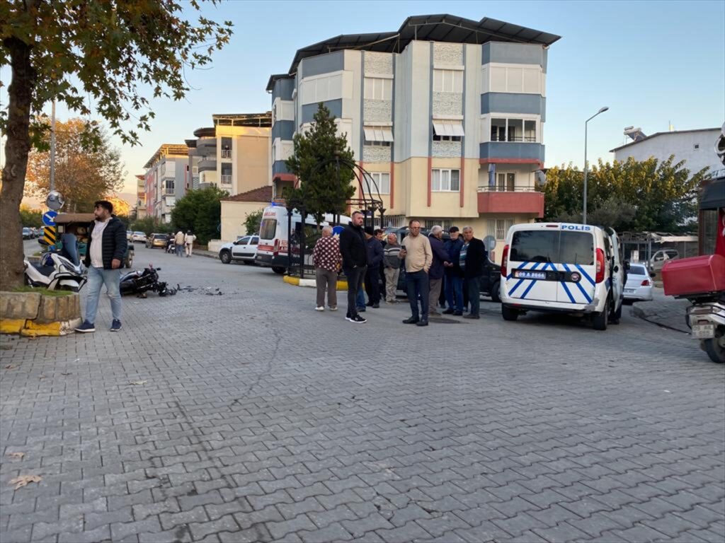 Nazilli'de motosikletin hafif ticari araçla çarpışma anı güvenlik kamerasında