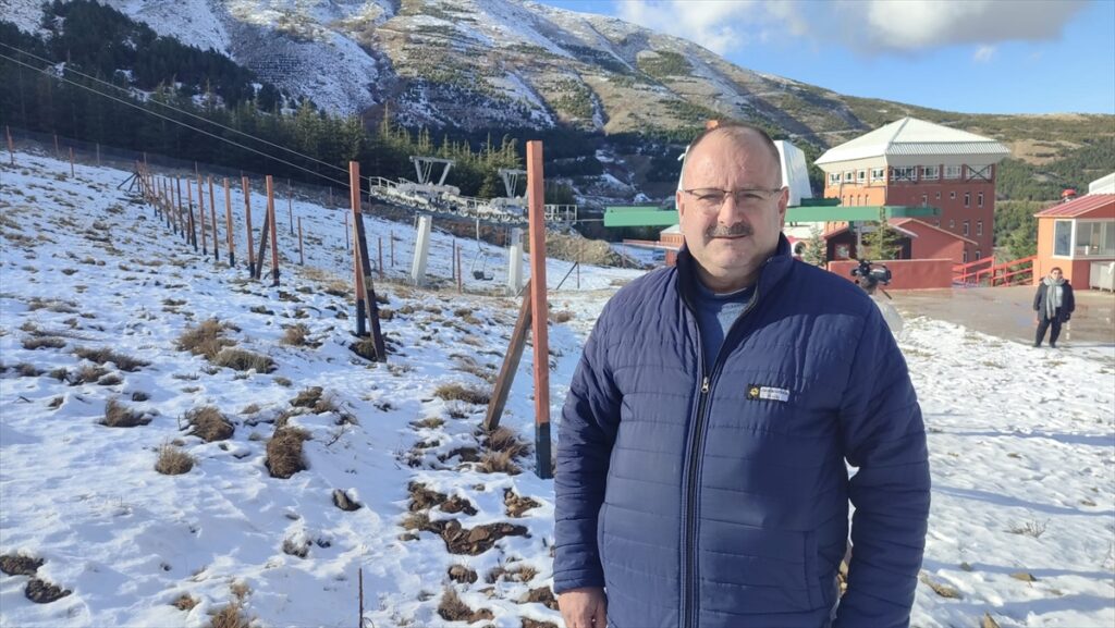 Ödemiş'teki Bozdağ Mahallesi, karla kaplandı
