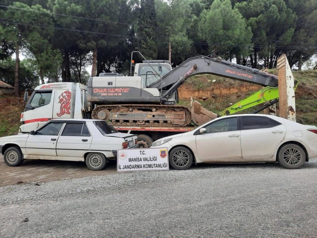 Salihli'de kaçak kazı yapan 6 kişi yakalandı