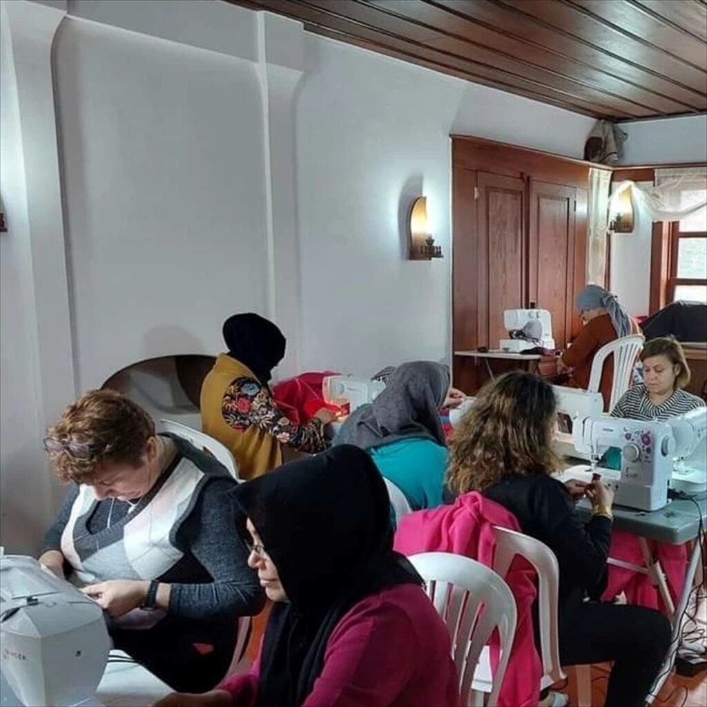 Sandıklı'da dikiş makineleri Gazze için çalıştı