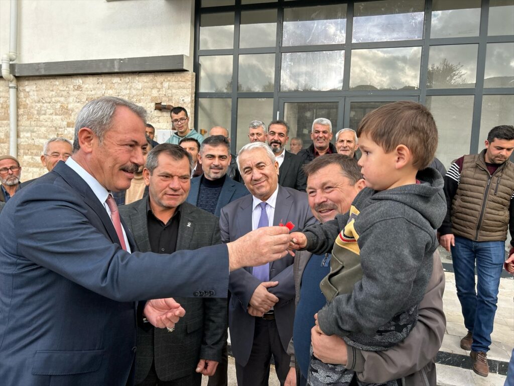 Serinhisar'da tamamlanan TOKİ konutları, sahiplerine teslim edildi