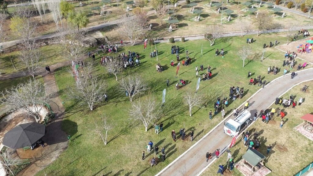 Uşak Belediye Başkanı Çakın, özel çocuklarla fidan dikti