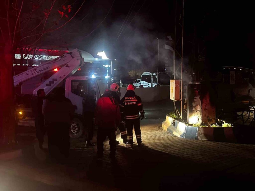 Elektrik trafosu patladı