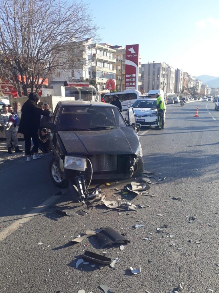 Kamyonet ile otomobil çarpıştı