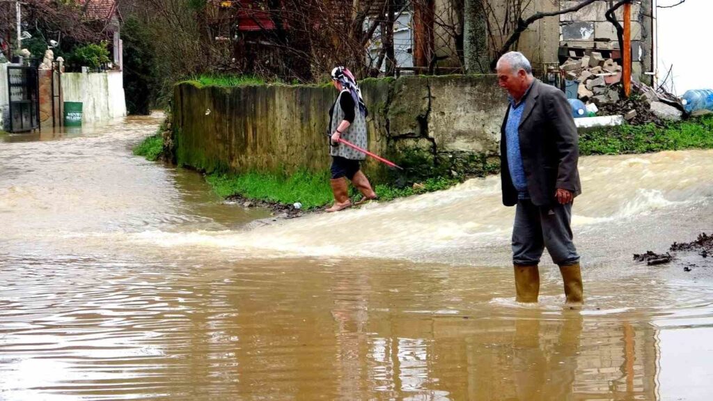 Muğla’da bazı cadde ve sokaklar yağmur sonrası sular altında kaldı