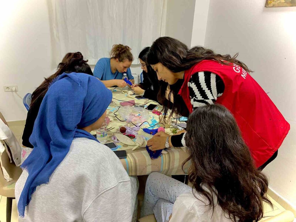 Üniversite öğrencileri, “Çocuklar Mutlu Olsun” diye oyuncak yapıyor