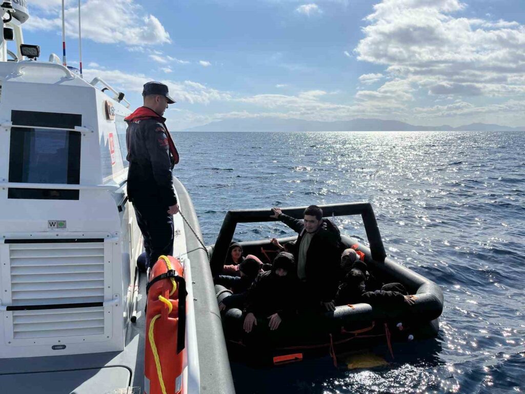 Bodrum’da 15 düzensiz göçmen kurtarıldı
