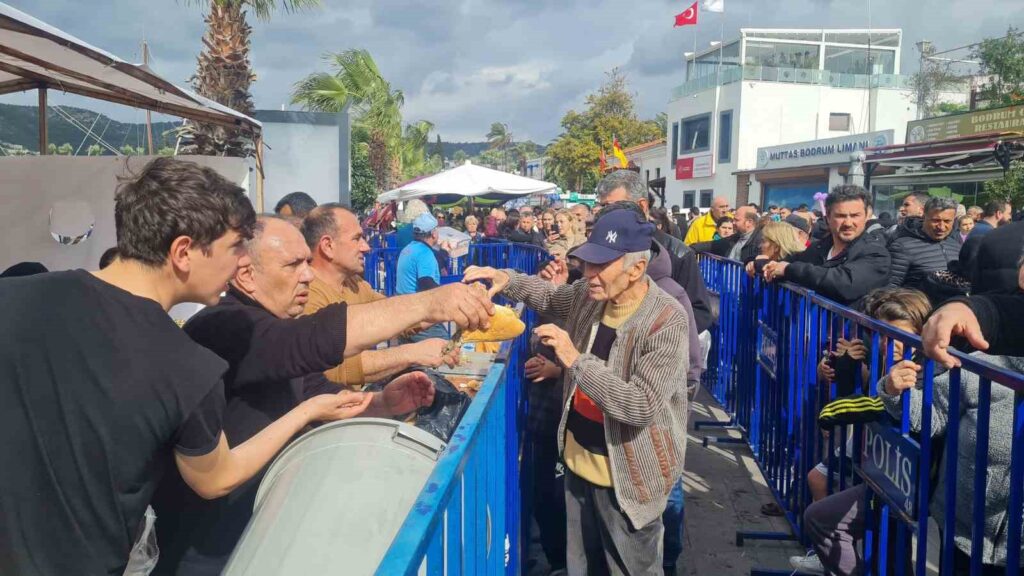 Bodrum’daki festivalde 3 ton hamsi dağıtıldı
