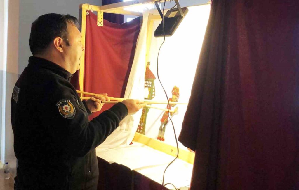 Datça polisinden öğrencilere Hacivat-Karagöz oyunu ile ‘Deprem’ bilinci eğitimi