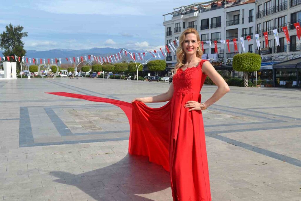 Fethiye’de 100 metre uzunluğundaki gelinlik tanıtıldı