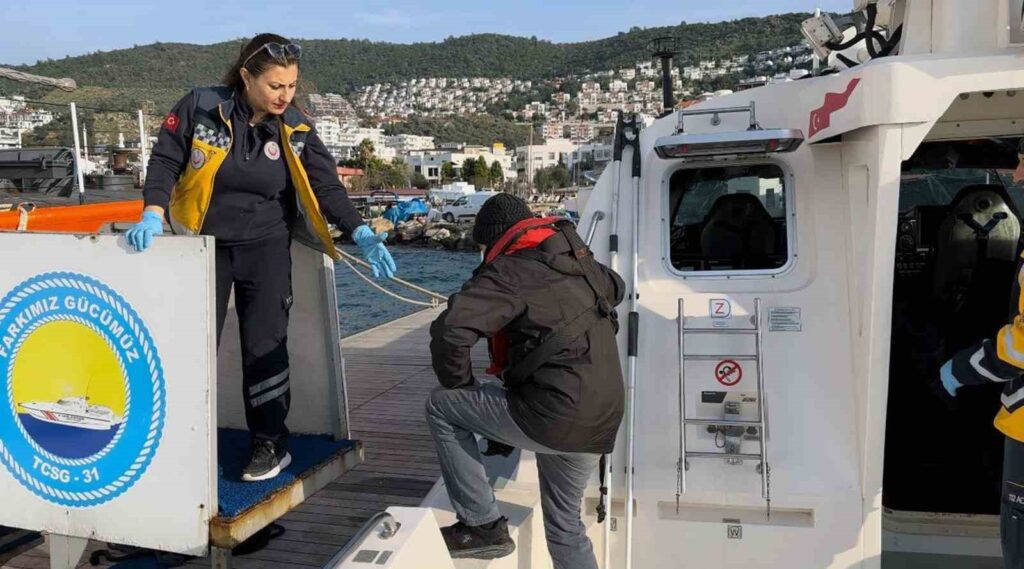 Gezi teknesinde rahatsızlanan vatandaşa Sahil Güvenlik’ten tıbbi tahliye
