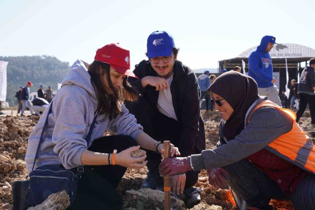 İTÜ’lü öğrenciler, YK Enerji’nin Milas’taki eski maden sahasına ‘250. Yıl Hatıra Ormanı’ için fidan dikti