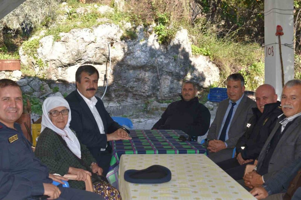 Kaymakam Yakuta, vatandaşların isteklerini dinliyor