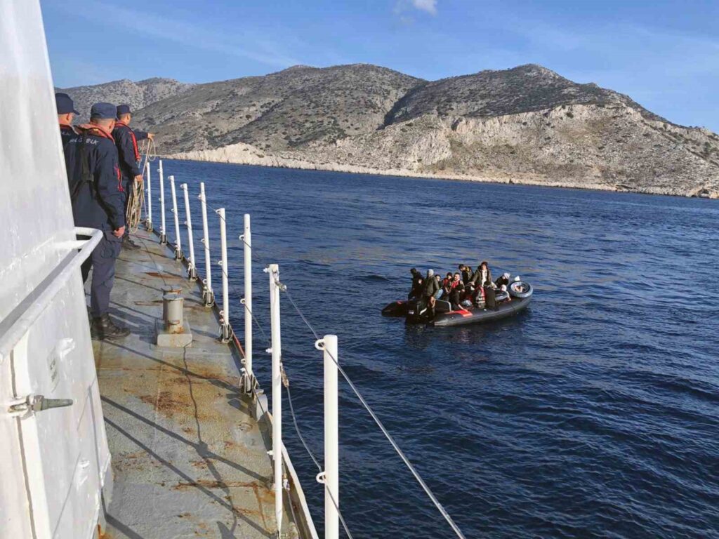Marmaris’te 15 düzensiz kurtarıldı