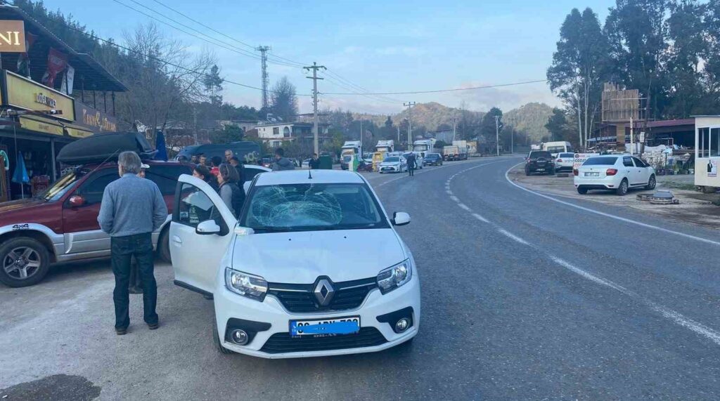 Marmaris’te otomobil yolun karşısına geçmek isteyen yayaya çarptı