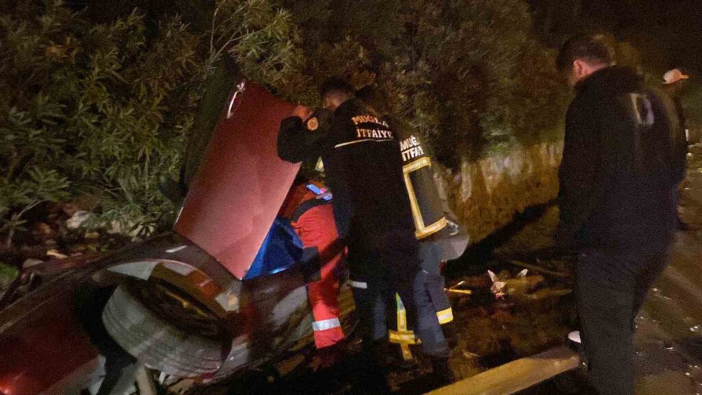 Marmaris’te refüje düşen arabanın içinden burnu bile kanamadan çıktı