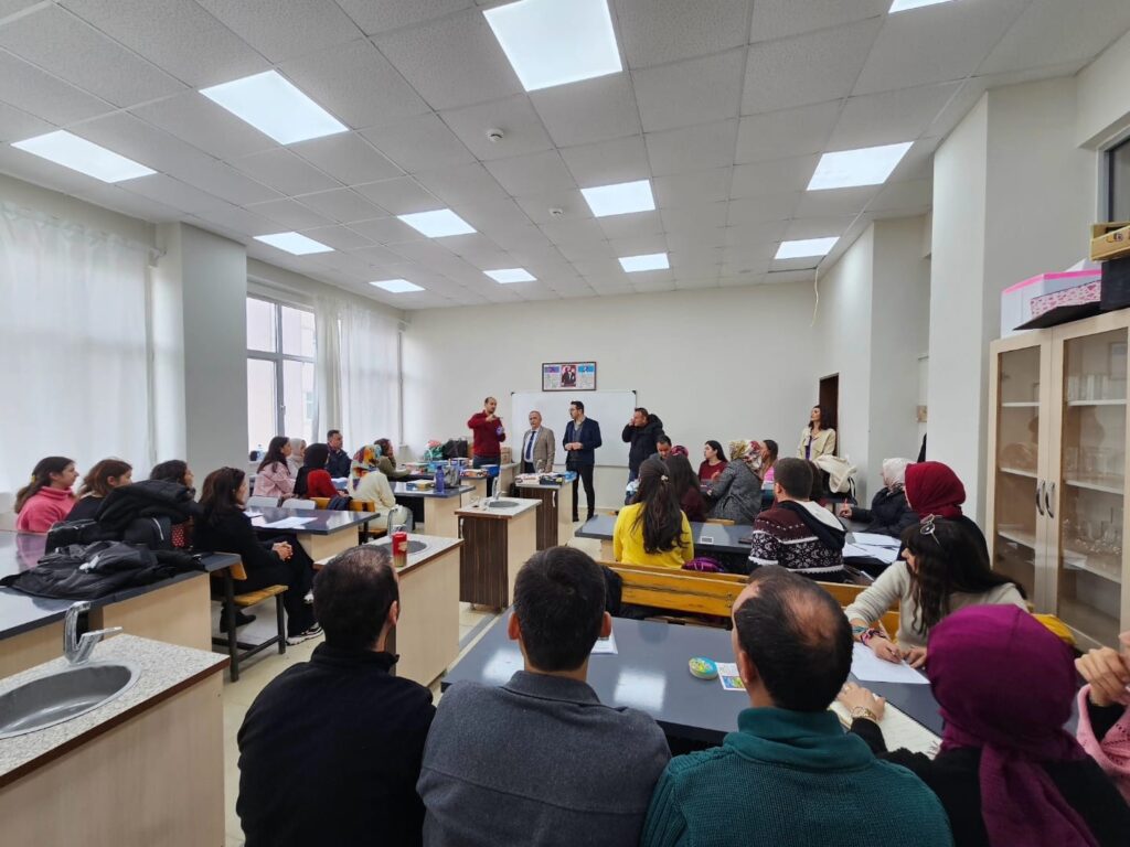 Seydikemer’de öğretmenlere zeka oyunları eğitimi verildi