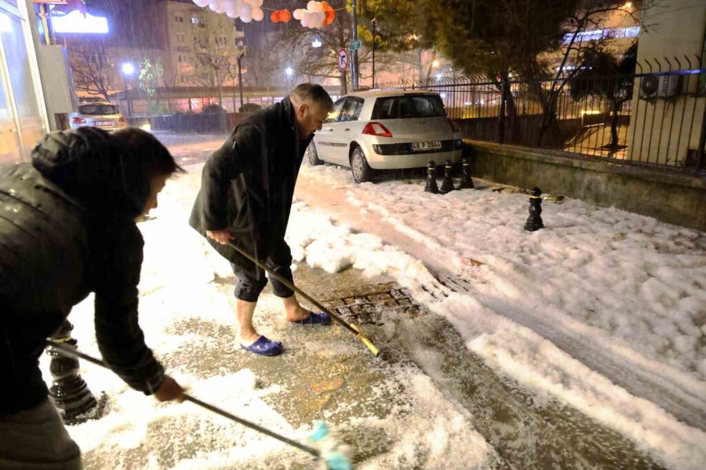 Burası Muğla Vatandaşlar sokakta kar değil, dolu küredi