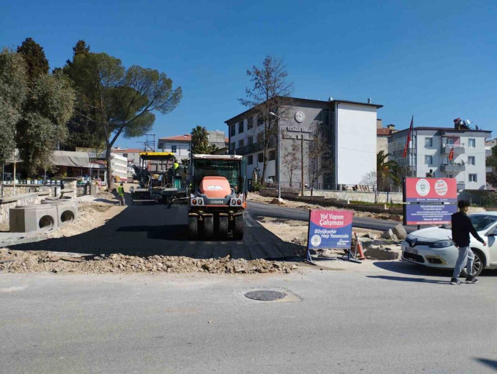 Yatağan Atatürk Caddesi’nde sıcak asfalt çalışmasının birinci katı tamamlandı