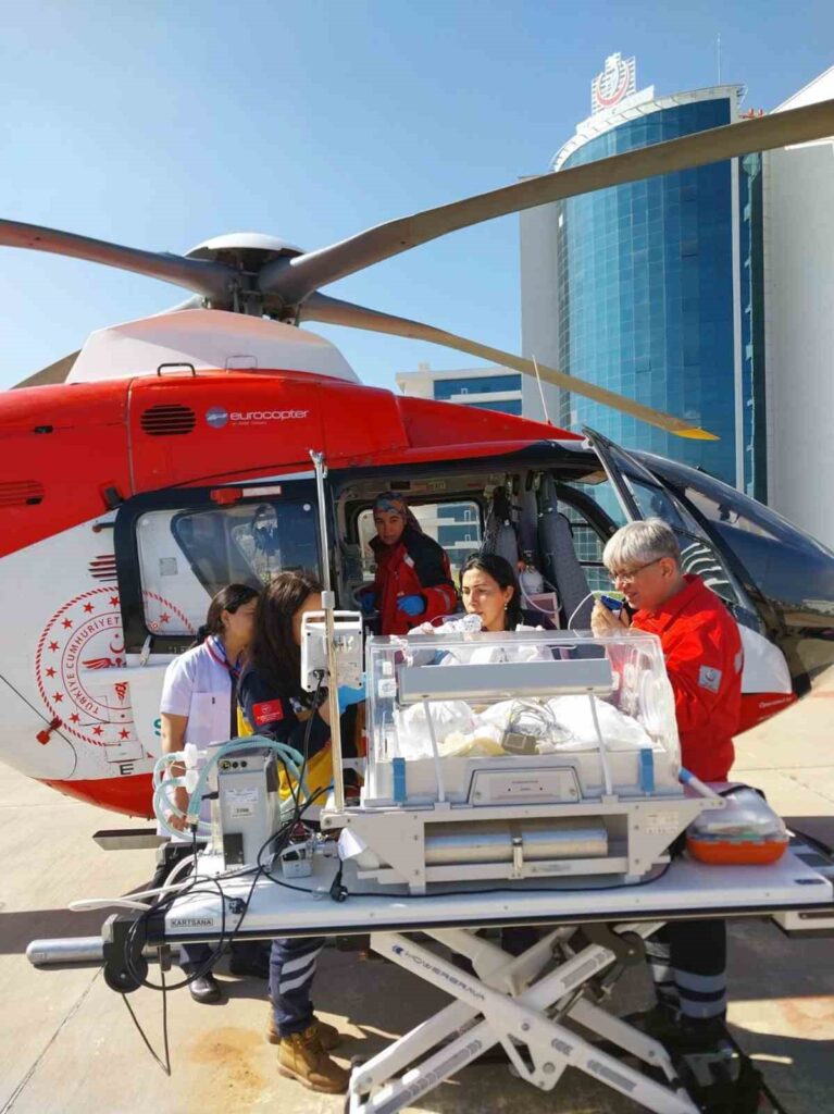 15 günlük bebek hava ambulans helikopter ile İstanbul’a sevk edildi