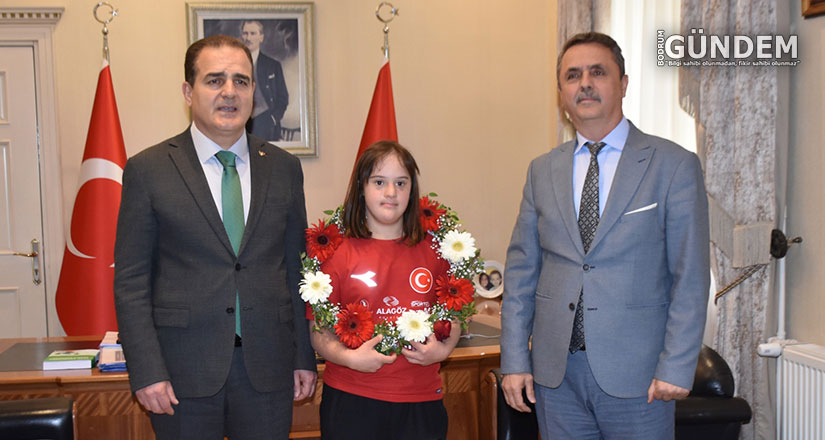 Dünya İkincisi ve Üçüncüsü Olan Milli Yüzücü Elif Oral Törenle Karşılandı