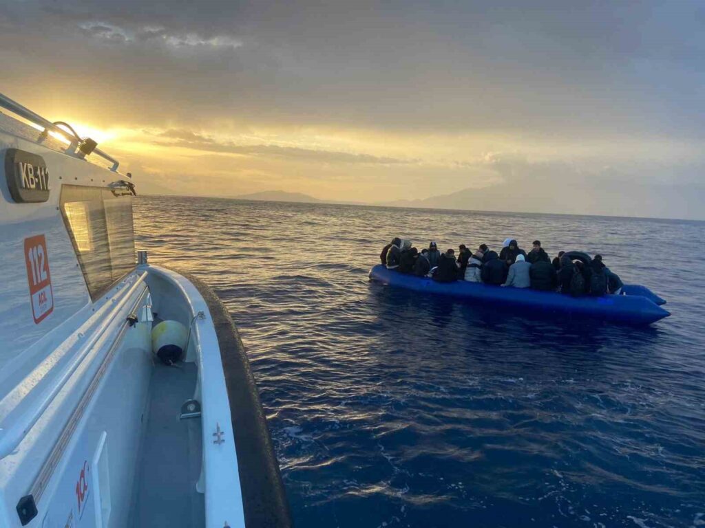 3’ü çocuk 33 göçmen kurtarıldı